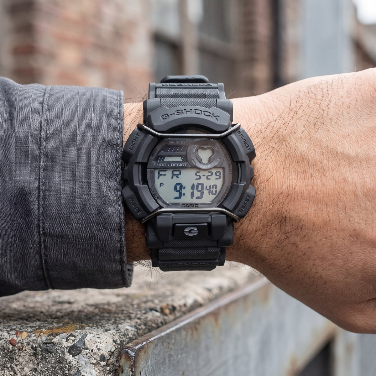 Reloj Casio G-Shock GD-350 Táctico Gris Oscuro y Negro con Protector de Alambre - Estilo Robusto
