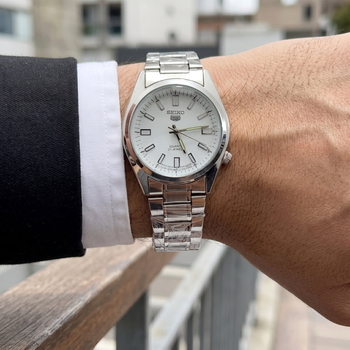 Reloj Seiko Clásico para Hombre - Acero Plateado y Esfera Blanca