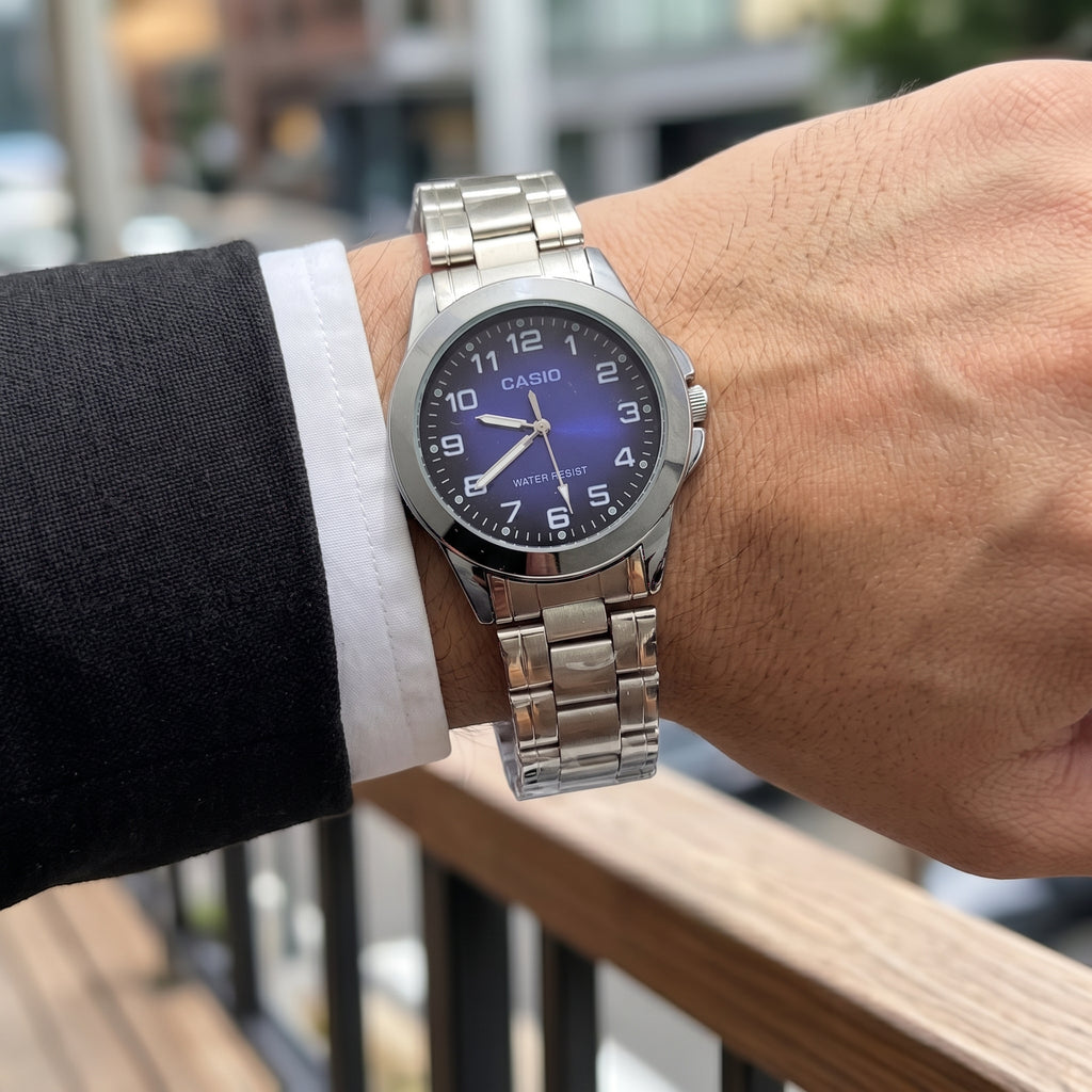 Reloj Casio Casual para Hombre - Acero Plateado y Esfera Azul