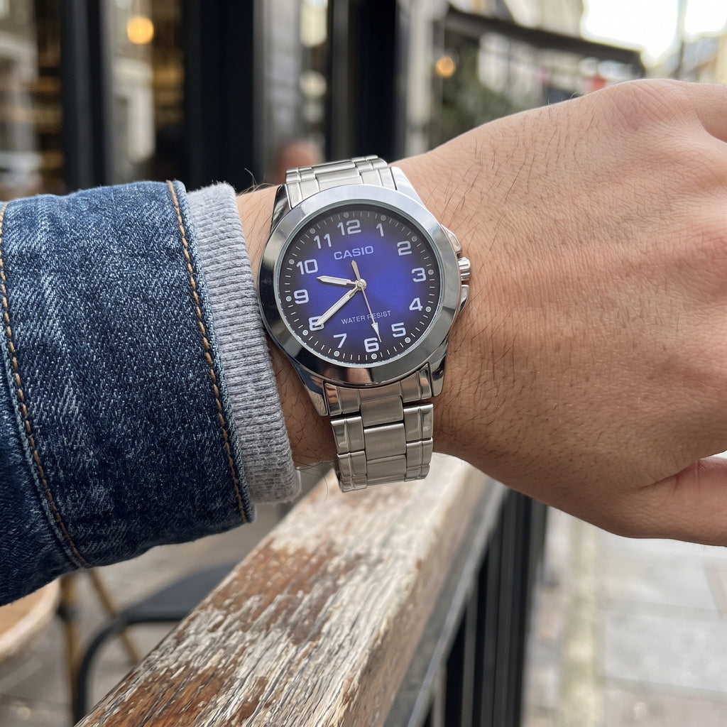 Reloj Casio Casual para Hombre - Acero Plateado y Esfera Azul