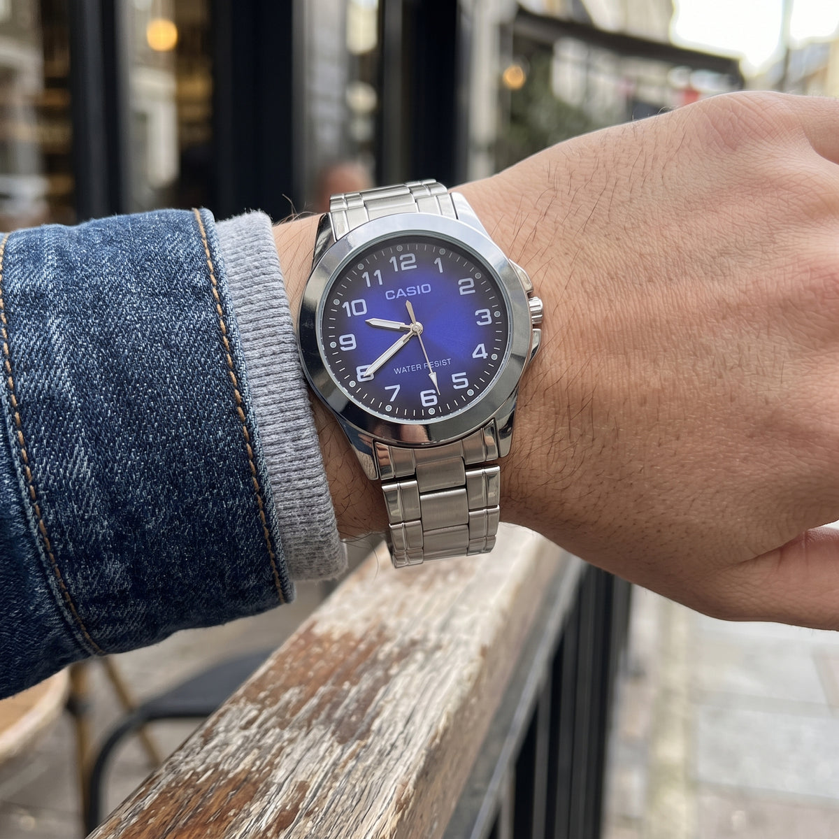 Reloj Casio Casual para Hombre - Acero Plateado y Esfera Azul