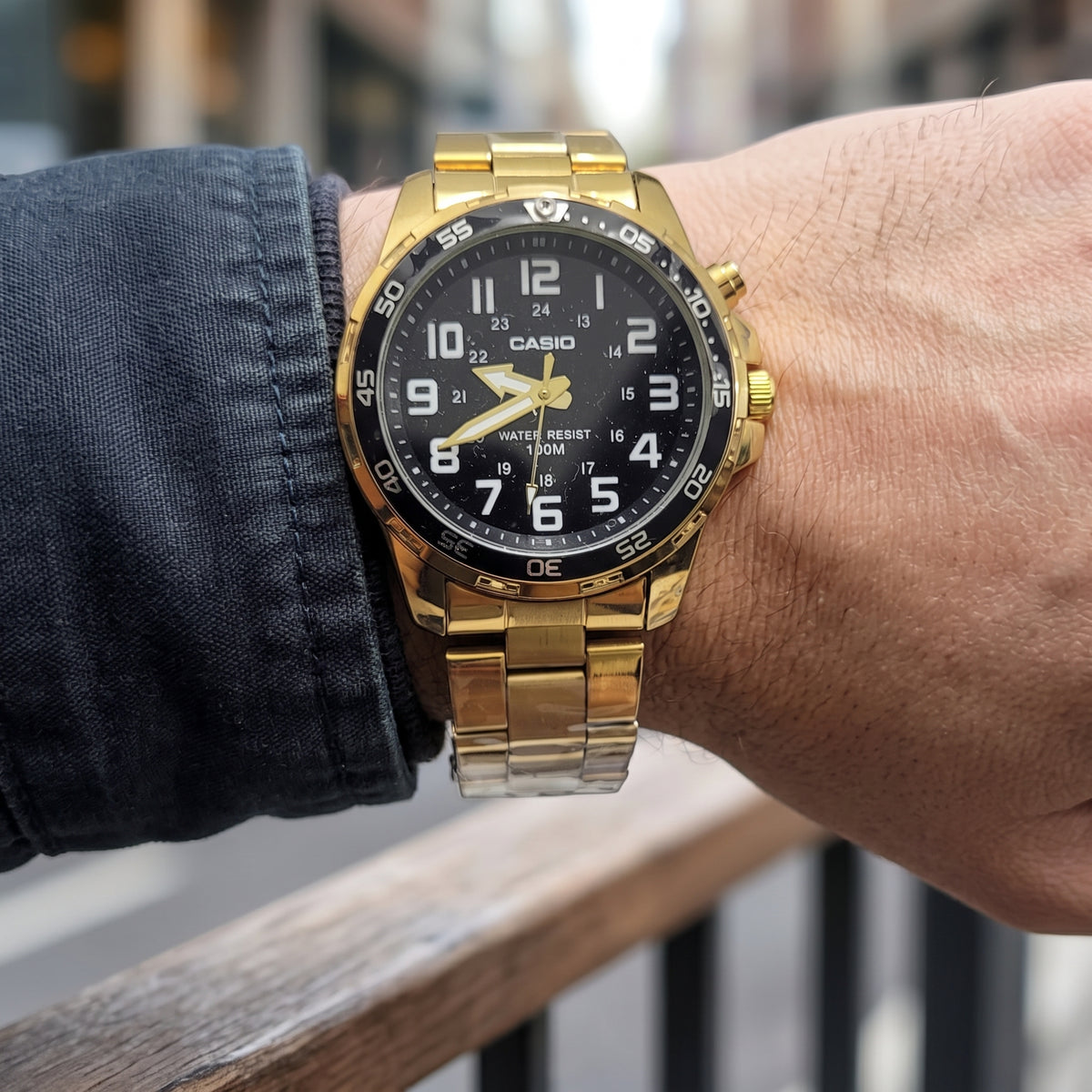 Reloj Casio Deportivo para Hombre - Acero Dorado y Esfera Negra