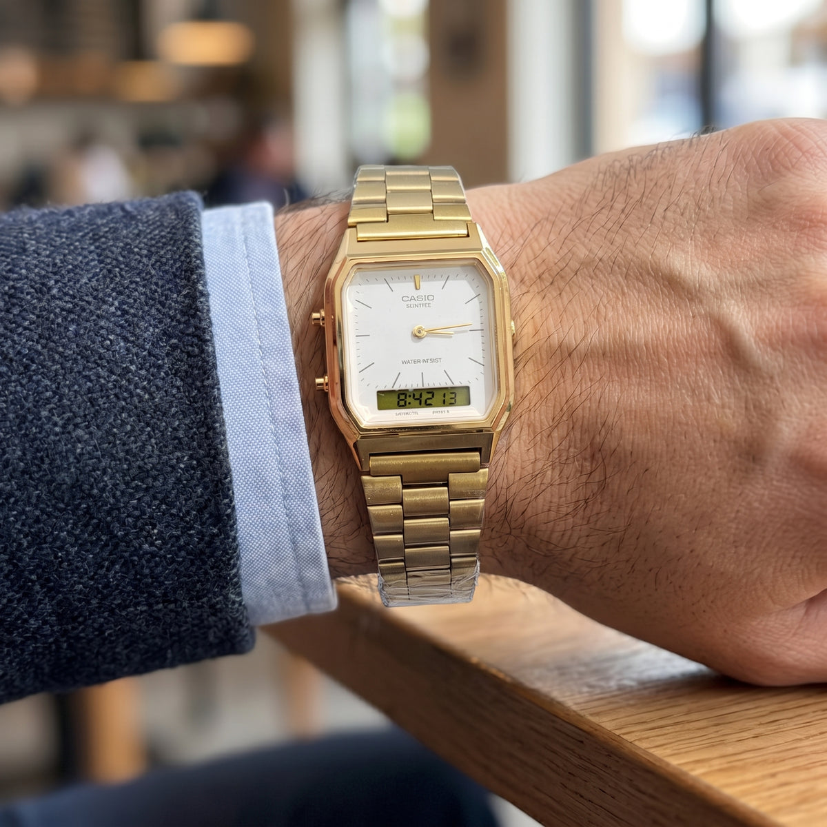 Reloj Casio Vintage AQ-230 Clásico - Dorado con Carátula Blanca