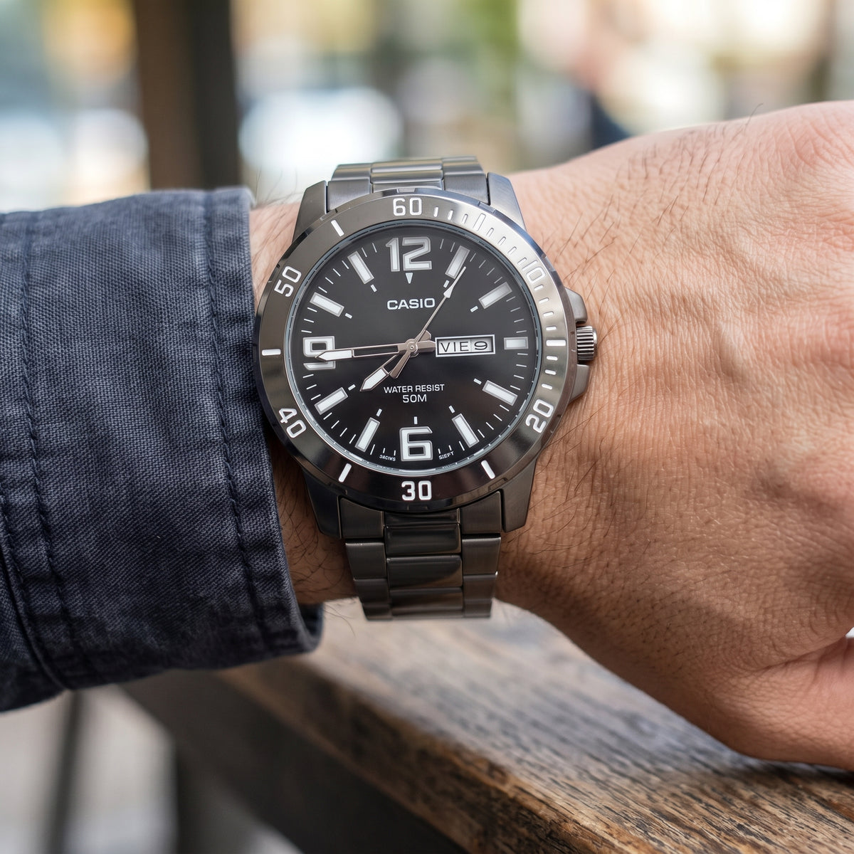 Reloj Casio MTP-VD01 para Hombre - Acero Inoxidable, Esfera Negra (Día y Fecha)
