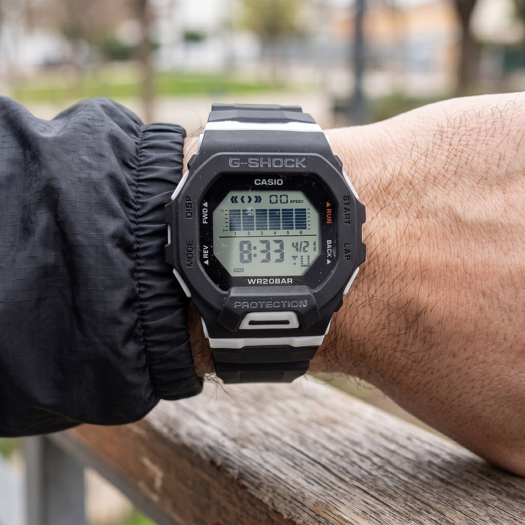 Reloj Casio G-Shock Deportivo GBD-200 - Negro con Detalles en Blanco